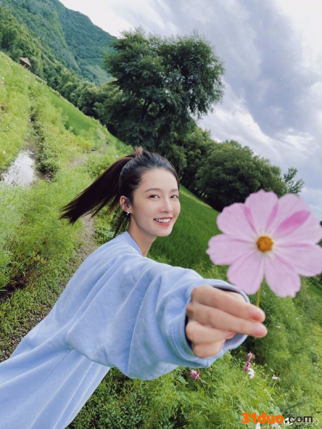 李沁穿蓝色卫衣套装秀美腿 清新靓丽笑容甜