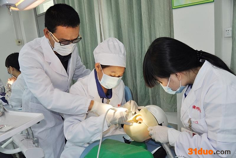 口腔医学真的很挣钱吗?口腔医学未来发展前途怎样未来竞争大吗