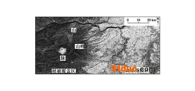 下图为45°N附近某区域的遥感影像，其中深色部分为植被覆盖区，浅色部分为高原荒漠区；终年冰雪覆盖的山峰海拔3 424米，距海约180千米。读下图，完成小题。导致