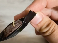 消费者投诉德芙巧克力中吃出虫子，系打折促销临期商品