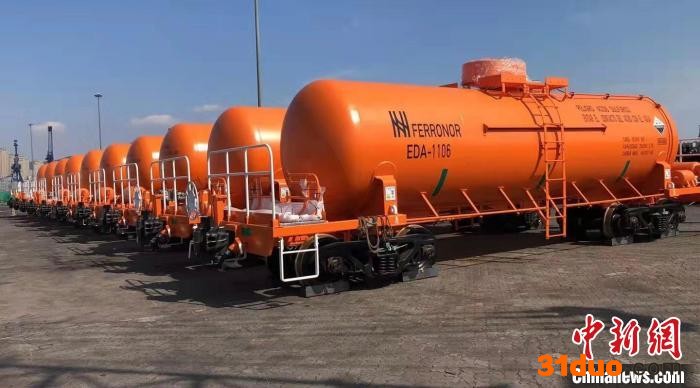 齐车公司生产的智利铁路货车在厂区整装待发。 宫岩 摄