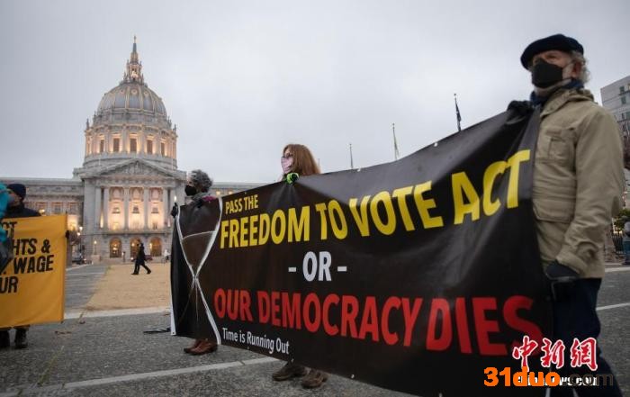 当地时间1月6日，美国旧金山民众在市政厅前举行守夜祈祷活动，纪念国会山骚乱一周年。。 中新社记者 刘关关 摄