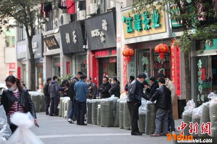 4月6日，黄山市茶城内，茶商茶客进行茶叶交易。 樊成柱 摄