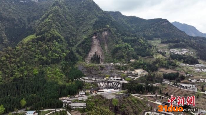 4月6日，兴文县仙峰苗族乡大元社区一处山体在地震中发生垮塌。(无人机照片) 中新社记者 刘忠俊 摄