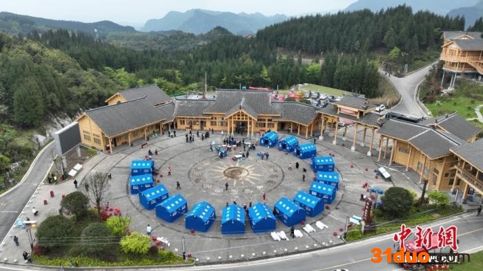 4月6日，航拍兴文县仙峰苗族乡群鱼村的受灾民众临时安置点。当日7时50分，宜宾市兴文县发生5.1级地震，震源深度10公里。截至6日17点30分，兴文县5.1级地震共造成房屋受损645户719间，已紧急转移247户1045人，兴底路(省道S444)中断2处，村道受损5处。暂无人员伤亡，灾区供电、通讯正常，社会秩序良好。(无人机照片) 中新社记者 刘忠俊 摄