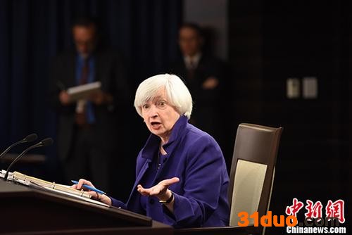 当地时间12月13日，美联储主席珍妮特·耶伦在华盛顿召开其任内最后一次新闻发布会。现年71岁的耶伦2014年2月就任美联储主席。在2017年11月美国总统特朗普提名由杰罗姆·鲍威尔出任下任美联储主席后，耶伦已向特朗普提交辞呈，辞去本应于2024年到期的美联储理事职务，在新任美联储主席就职后生效。 中新社记者 邓敏 摄