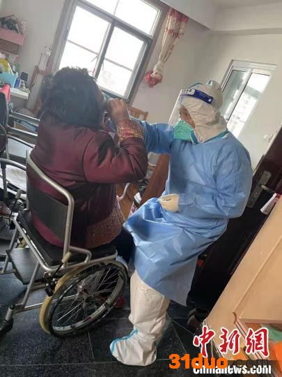 1100余位行动不便的居民如何做核酸？“扫楼小分队”来帮忙