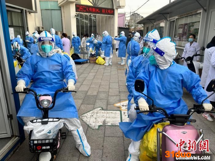 核酸检测“扫楼小分队”正在行动。 上海消防部门供图