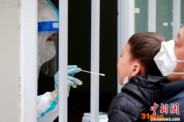 资料图：济南医护人员在港沟街道办事处社区卫生服务中心核酸检测采样点进行咽拭子采样。 梁犇 摄