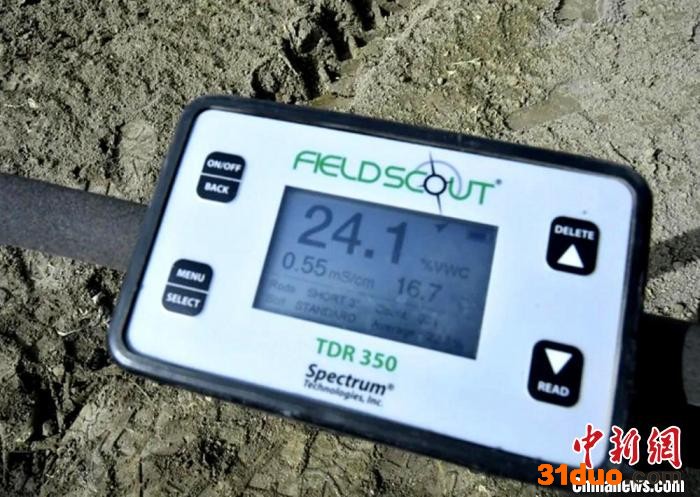 专家们手持土壤水分仪、电导仪，定点采集地块的地表温度、土壤湿度、盐碱度。 张桂萍 摄