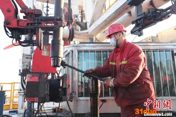 1205钻井队员工在涂抹丝扣油。 李海洋 摄