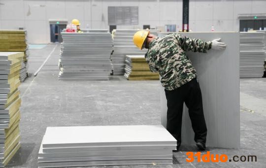 新华全媒+丨“四叶草”正建设上海方舱医院 可提供4万张床位