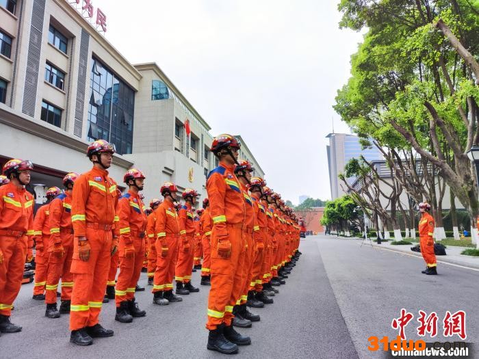 重庆消防集结地震救援队伍等待出发。 重庆市消防救援总队 摄
