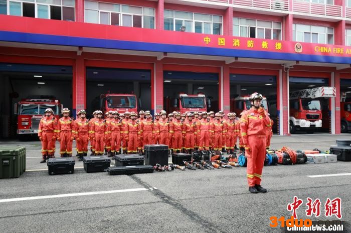 重庆消防集结地震救援队伍等待出发。 重庆市消防救援总队 摄