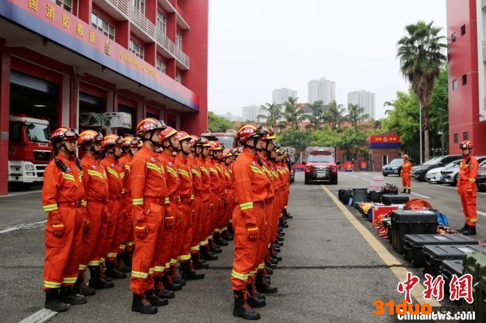 重庆消防集结地震救援队伍等待出发。 重庆市消防救援总队 摄