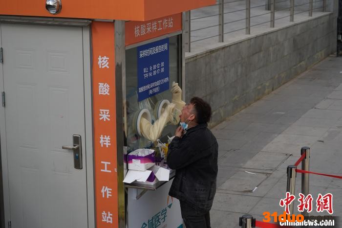 图为居民做核酸检测。 马铭言 摄