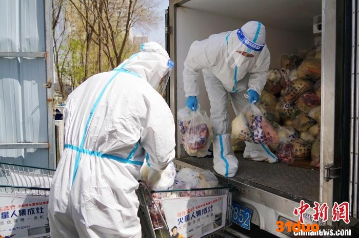 图为封控区防疫人员运送食材。 马铭言 摄