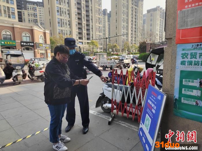 民警正在菜市场进行防疫安全检查。 徐州警方供图