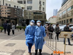 翻译小区通知、变身“夫妻档”志愿者，这位上海教授还抽空给学生们上了堂网课……