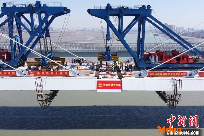 4月6日，福厦高铁安海湾特大桥成功合龙。 张伟 摄