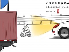 【挑战365天正能量速写画】第127期：司机开灯护送迷路男童