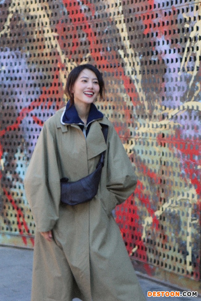 高圆圆穿风衣漫步街头 笑容灿烂暖化人心