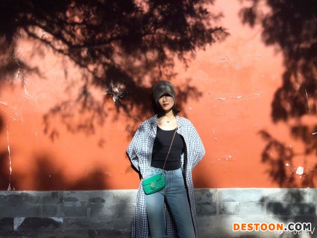 倪妮晒春游美照 红墙光影下氛围感拉满