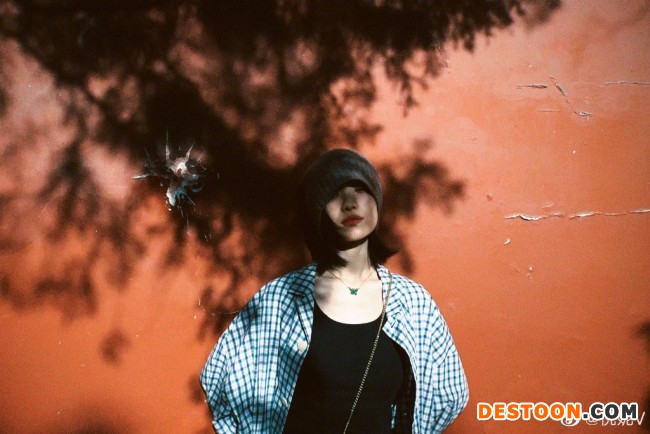 倪妮晒春游美照 红墙光影下氛围感拉满