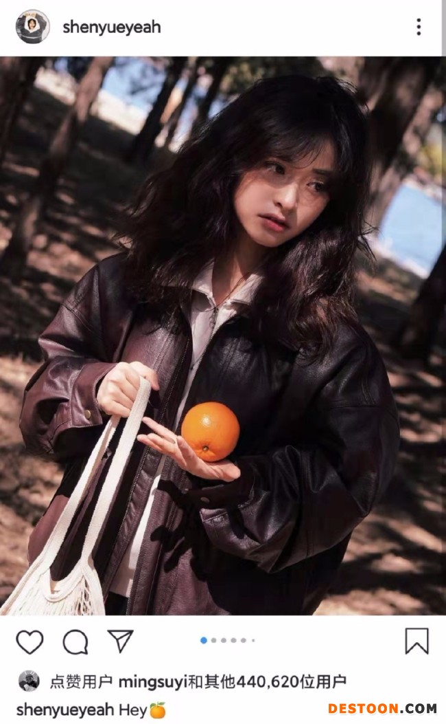沈月穿皮衣捧橘子拍森系写真 获苏翊鸣点赞