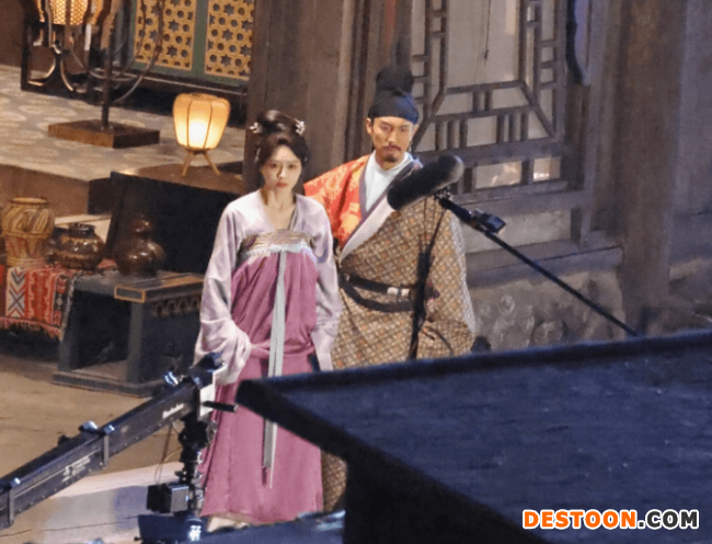 秦岚新剧《隐娘》路透 一袭唐装雍容典雅