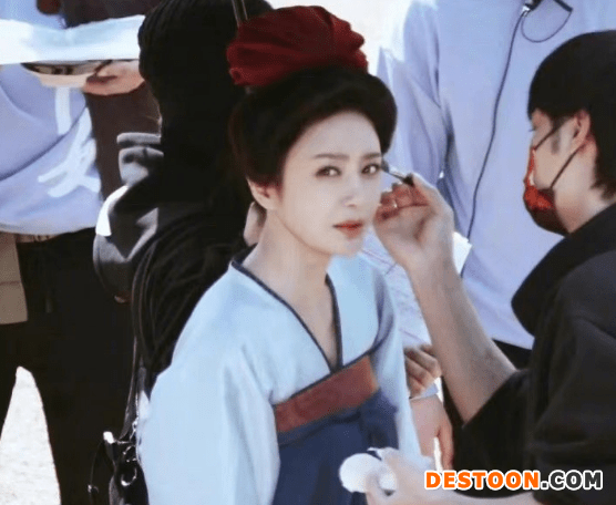 秦岚新剧《隐娘》路透 一袭唐装雍容典雅