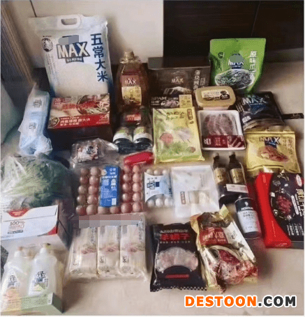 网友晒图感谢李佳琦 他给小区所有人都送了物资