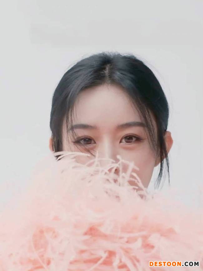 赵丽颖“六登芭莎” 粉色透视纱裙尽显曼妙身姿