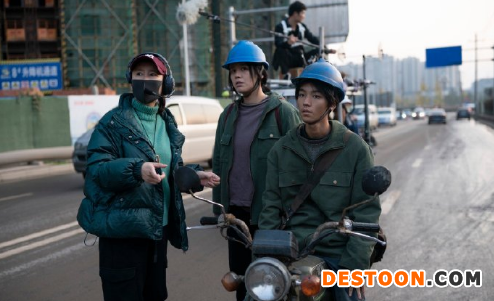 《断·桥》制片人方励晒片场照 称王俊凯被训练成建筑小工