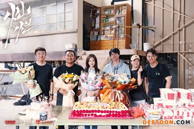 《灿烂!灿烂!》杀青郭京飞任敏王源共同演绎青春