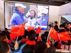 王亚平家乡民众庆祝航天英雄凯旋