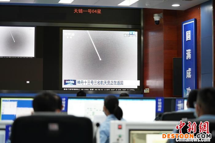 神舟十三号飞船返回地面时，北京空间信息传输中心任务大厅现场。 李源龙 摄