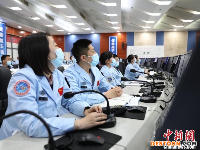 北京空间信息传输中心科技人员为神舟十三号飞船返回提供天基测控和数据中继服务。 李源龙 摄