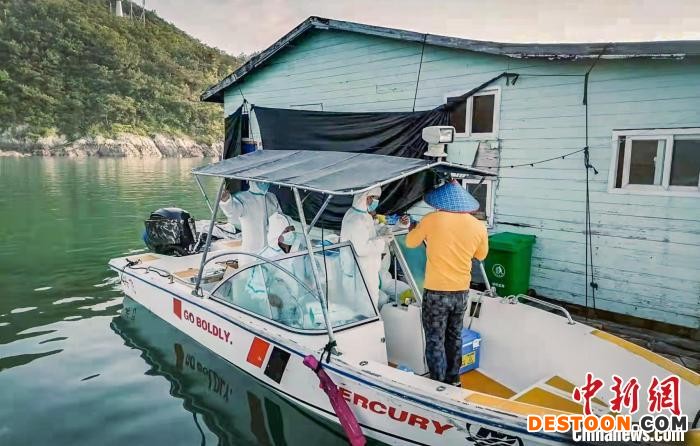 开展“流动服务”，让渔民在家门口就可以享受核酸采样服务。 阮传龙 摄