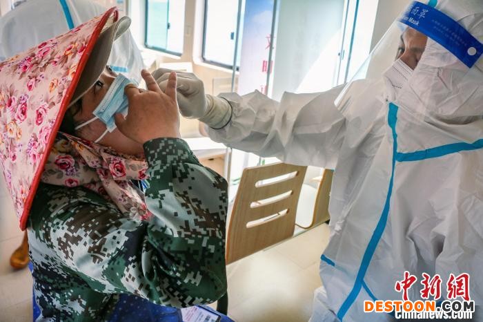 开展核酸采样工作。 阮传龙 摄