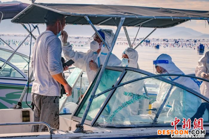 开展“流动服务”，让渔民在家门口就可以享受核酸采样服务。 阮传龙 摄