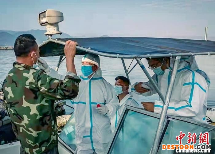 开展“流动服务”，让渔民在家门口就可以享受核酸采样服务。 阮传龙 摄