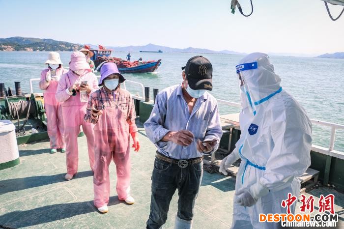 开展核酸采样工作。 阮传龙 摄