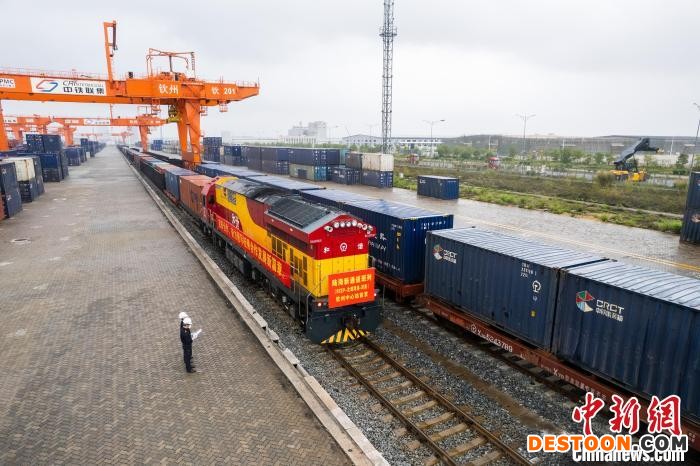 陆海新通道RCEP—北部湾港—河南海铁联运班列在钦州中心站首发。 梁云广 摄