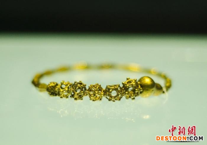 图为来自印度的金花球手链串饰。 中新社记者 翟李强 摄 图为来自印度的金花球手链串饰。 中新社记者 翟李强 摄