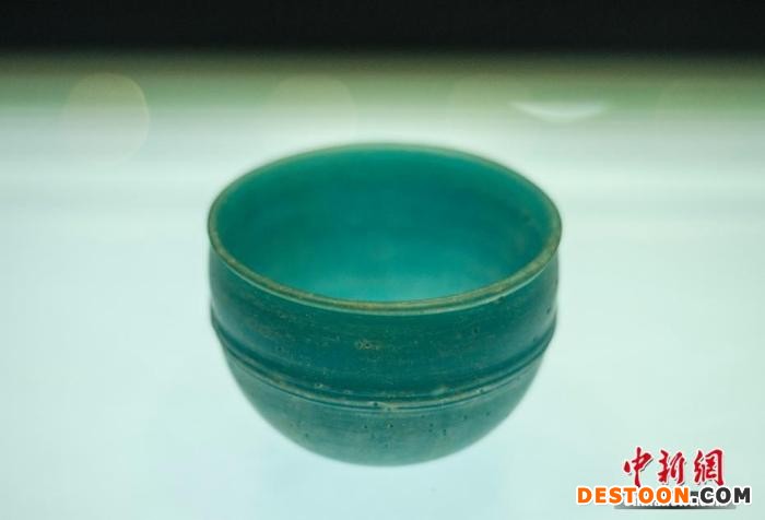 图为来自东南亚地区的湖蓝色玻璃杯。 中新社记者 翟李强 摄 图为来自东南亚地区的湖蓝色玻璃杯。 中新社记者 翟李强 摄