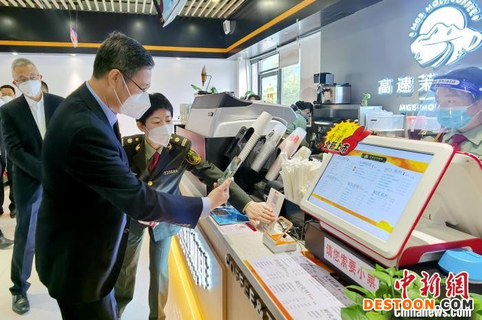 图为司乘人员体验用数字人民币在福建高速公路长乐服务区购物。 闫旭 摄