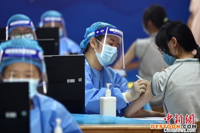 资料图为2021年8月21日，江苏南京，中学生接种新冠病毒疫苗。 中新社记者 泱波 摄