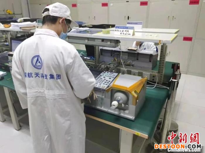 图为工作人员进行机械臂操作台测试调试。(资料图) 航天510所供图