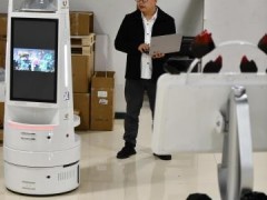 成都：专门服务大运会的“蓉宝”机器人亮相